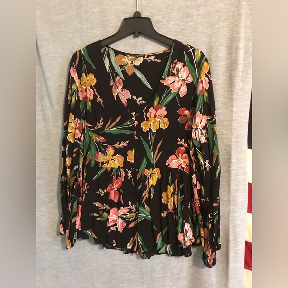 Flowered v neck shirt - Picture 1 of 2